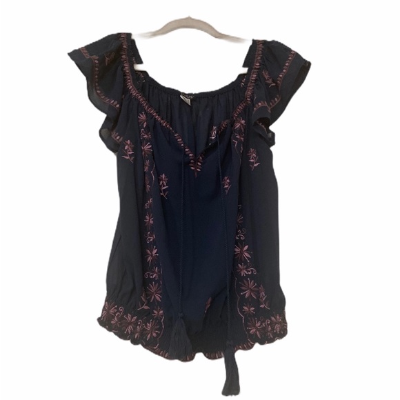 VENUS Tops - 🌼 2/$10 Venus Blouse